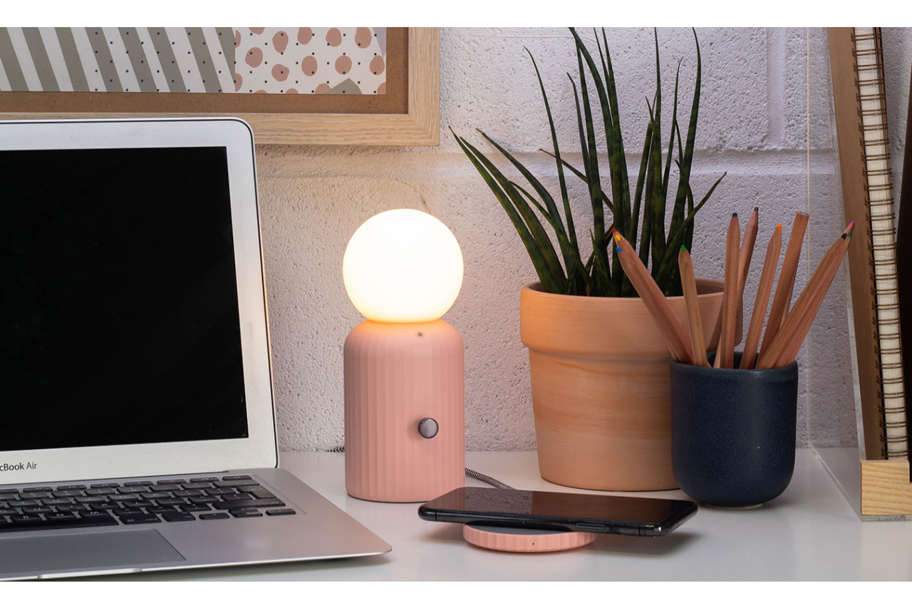 <p>The Skittle Lamp was an international success. It recharges wirelessly thanks to the base with QI technology</p>
<p> on which smartphones or earphones can also be charged. The LED light is adjustable and features 8 changeable colours.</p>

